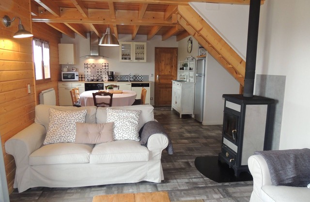 Chalet des 4 Saisons: Quiet and views of the village and the Cantal Mountains!