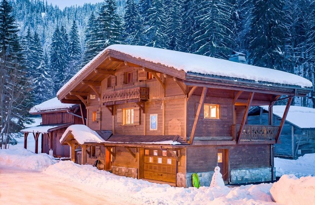 Chalet en Pleine Nature au Bord D'un Ruisseau Avec vue sur les Montagnes