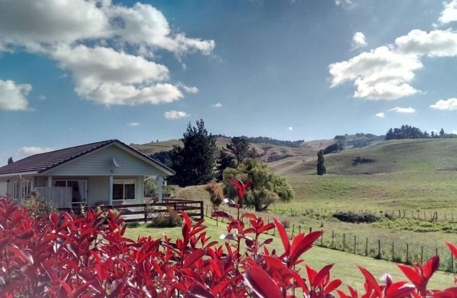 Chalet in the Shire, quiet and private, pet friendly, great location.