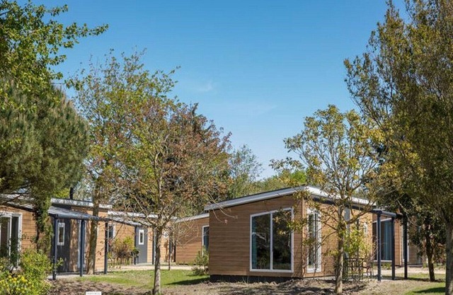 Chalet in Vrouwenpolder with garden