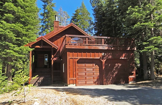 Chalet Lani - HOT TUB - 3 bedroom, 2 bath - Quiet Location!
