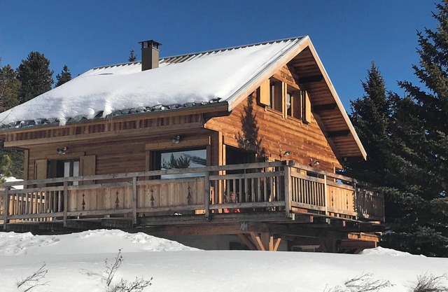 CHALET LE MONTEBELLO ENTIRELY RENOVATED 5 MINUTES FROM THE TRACKS