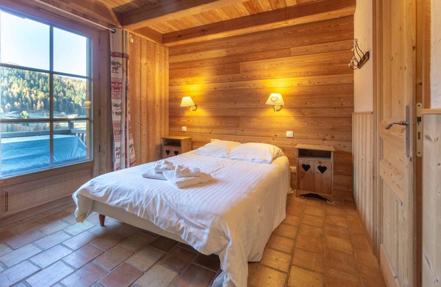 Chalet 'Les Ours' with Balcony and Wi-Fi