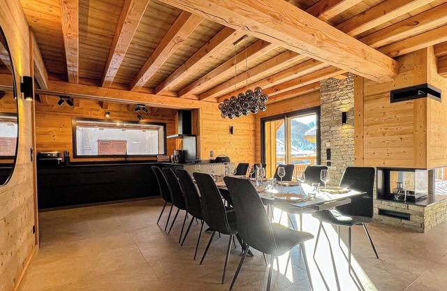 CHALET LOUNE sleeps 14 with jacuzzi and sauna