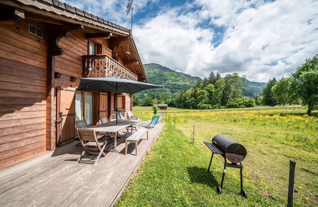Chalet 'Marmottes' with Mountain View, Private Terrace and Wi-Fi