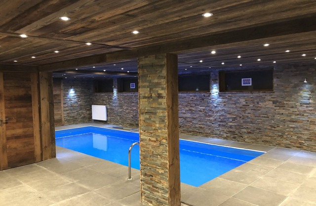 CHALET ON THE SLOPES AT THE DEPARTURE OF THE TELES. LA LOGERE, SWIMMING POOL, SAUNA, JACUZZI