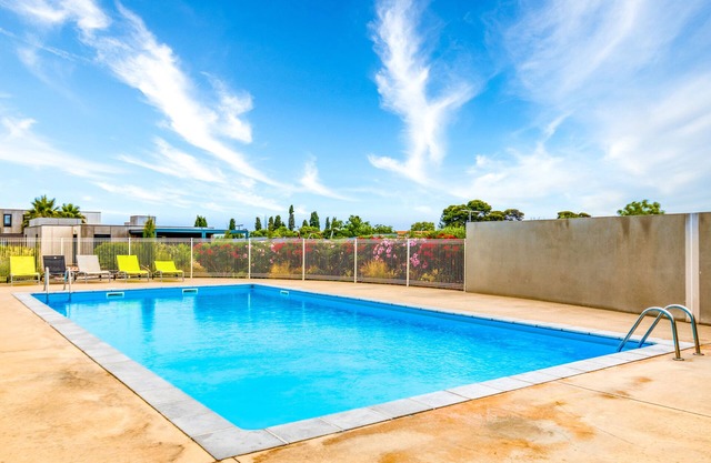 Chalet 'Pomérols' with Shared Pool, Private Terrace and Air Conditioning