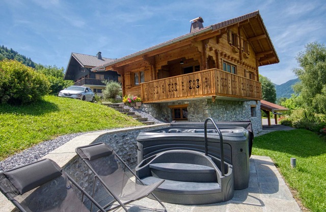 Chalet rénové avec jacuzzi, terrasse, proche ski-bus et télécabine