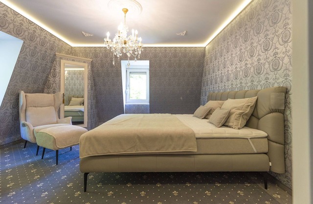 Chalet 'Romantik Suite Im Schloss' with Mountain View, Shared Garden and Wi-Fi