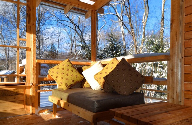 Chalet Sean, peaceful retreat on beautiful mountain brook and walk to river.