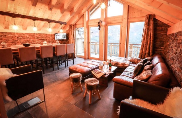 Chalet, ski-in/ski-out & foot of the slopes, balcony, parking, tv, ski locker, 130m², Valloire