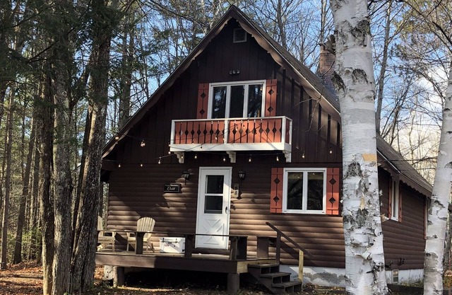 Chalet w/AC, Deck + Seating, Grill, near Swimming