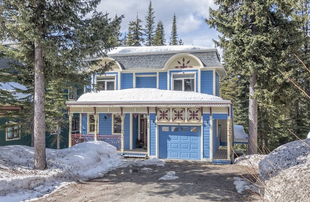 Chalet with two master bedrooms, two bunk rooms, hot tub-pet-friendly!