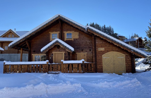 Chalet with 4 bedrooms, sleeps 12 to 14, close to the snow front