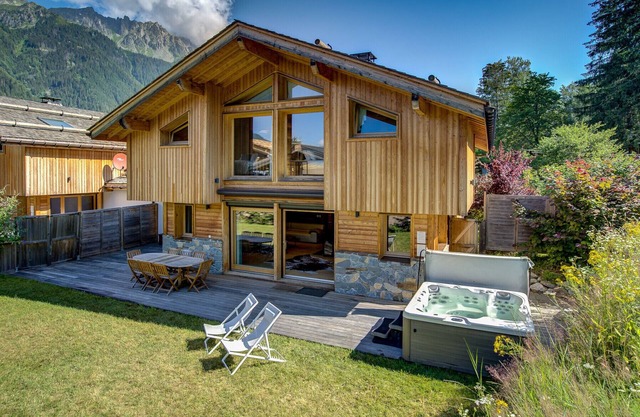 Chalet with Hot Tub & Sauna near Chamonix Centre
