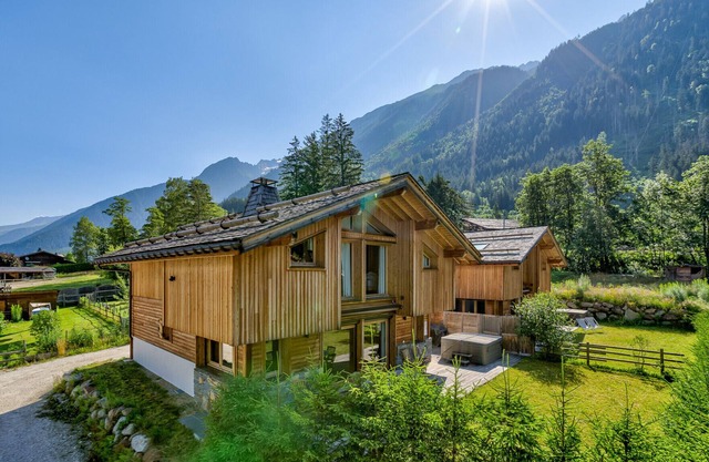Chalet with Sauna & Hot Tub near Chamonix Centre