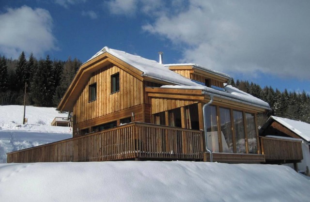 Chalet with mountain views between ski resorts