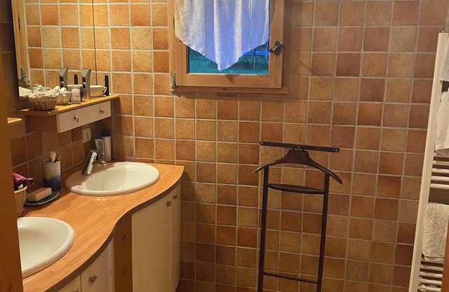 Chalet with mountain views, quiet location close to all amenities