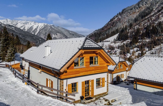 Chalet with sauna and hottub near ski lift
