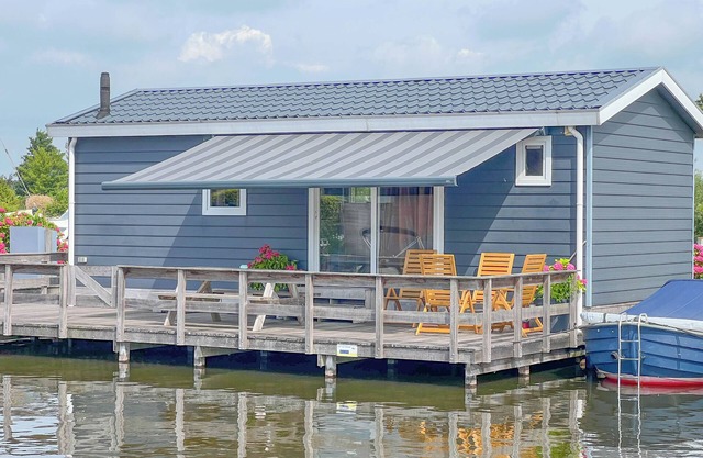 Chalet with swimming ladder on Loosdrecht lakes