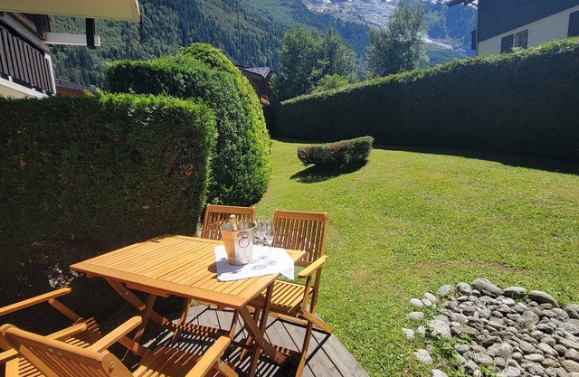 Chamonix Garden Apartment with a View of Mont-Blanc (Référence XEPKMM)