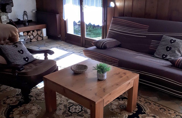 CHAMONIX Large warm apartment, tastefully decorated, R. D.C. a cottage.