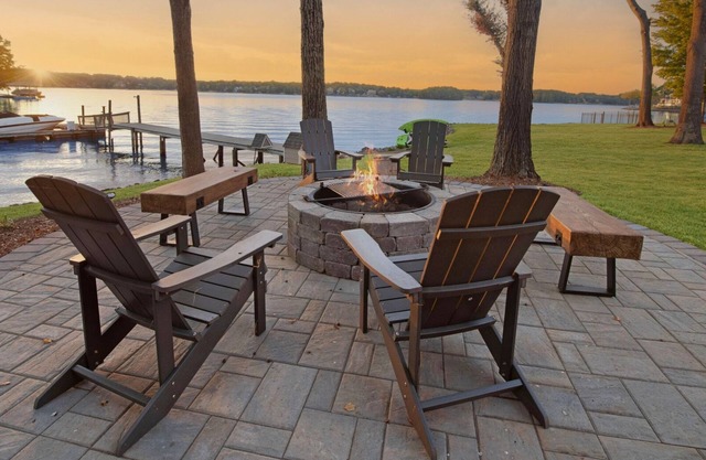 Channel Marker: Exclusive Lakefront Home w/Hot Tub, Custom Bunk Room, Dock & Optional Boat Rental