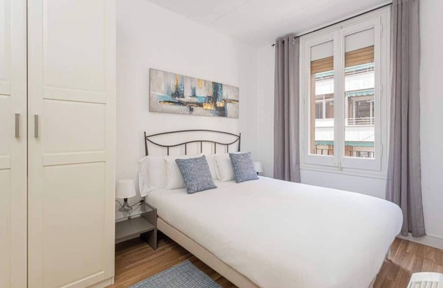 Charming apartment in a great location to explore Barcelona, local neighborhood away from the touristic mass and very well connected to the center by metro. The metro station is just 5 minutes away.