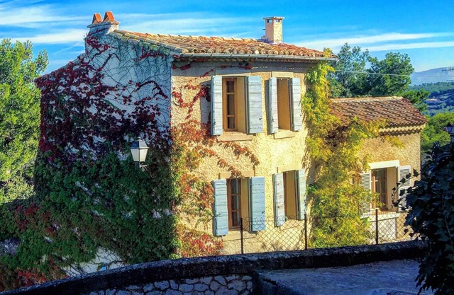 Character apartment with independent entrance in a beautiful quiet village