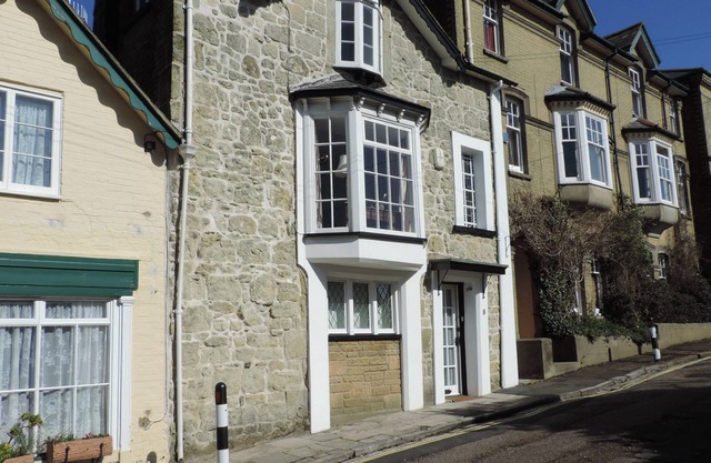 Character Stone Cottage, Heart of the Old Village,10 mins walk to the beach!