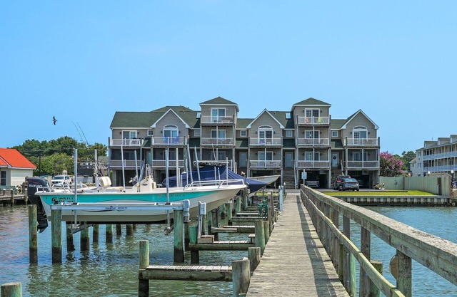 Charlie's Bayside Retreat - Pet friendly, In town!
