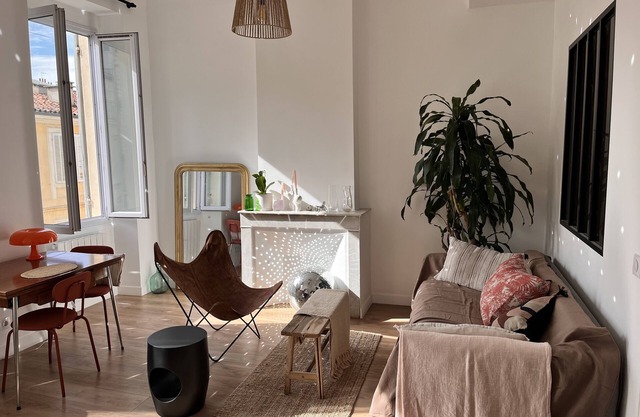 Charmant Appartement Fraîchement Rénové en Plein Centre
