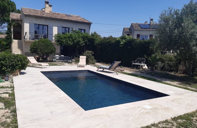 Charmante Maison Provençale. Intérieur et Jardin Spacieux, Piscine Toute Récente