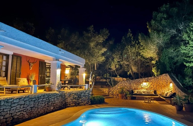 Charming villa with its own swimming pool and beautiful view of nature and the sea
