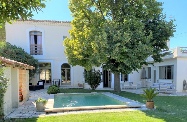 Charming bastide near Aigues-Mortes, heart of the village, quiet swimming pool