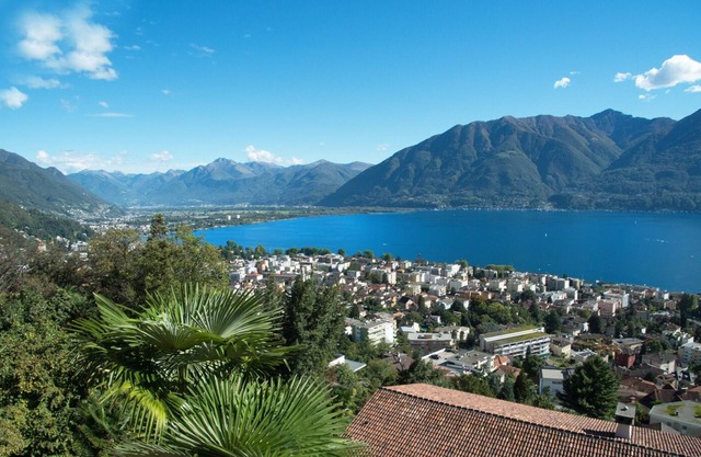 Charming 1.5-room apartment with beautiful lake view and private parking Mi