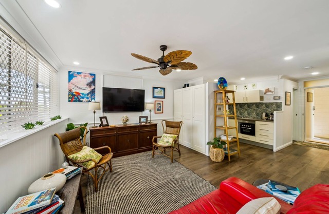 Charming 1-bed apartment, located directly across the road from Burleigh Beach!