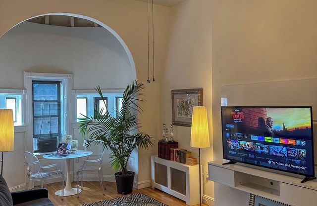 Charming 1-bedroom/1-loft apartment in awesome NYC location with AC, WiFi