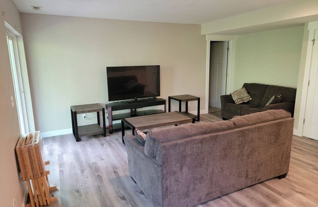 Charming 1-bedroom apartment in terrific Tacoma with WiFi, AC. n420 friendly.