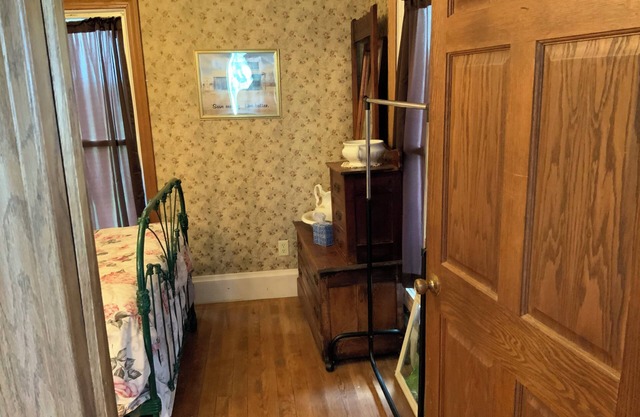 Charming 1-bedroom bed & breakfast. Close to everything, away from it all.