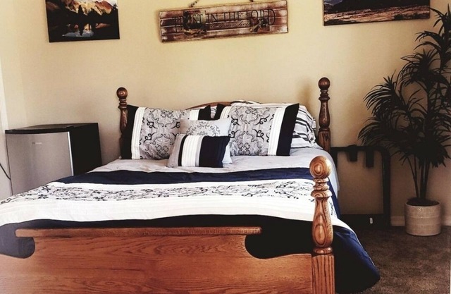 Charming 1-bedroom suite in enchanting Montrose with WiFi, AC