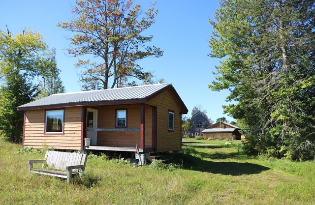 Charming 1-bedroom Tiny house in Eden Mills. Spectacular views, private setting.