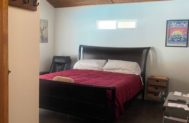 Charming 1-bedroom in lovely Glen Crest Hills with pool, culdesac