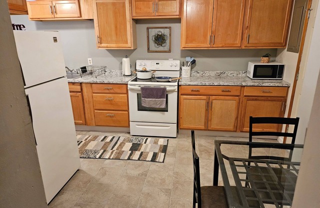 Charming 1-bedroom apartment in delightful Phillipsburg with AC, WiFi