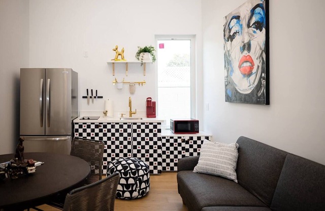 Charming 1BR Near Airport & Studios , EV