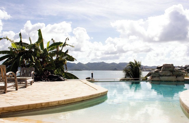 Charming 2-bedroom villa with pool and Jaccuzzi and private access to the lagon