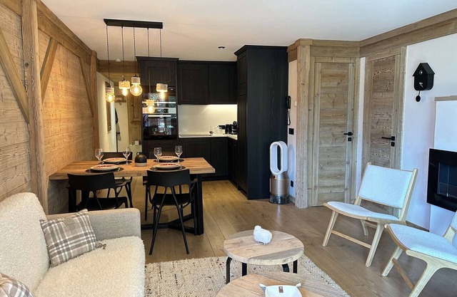 Charming 2-Bed Apartment with Parking & Ski Locker, 150m from Lift in Méribel Village