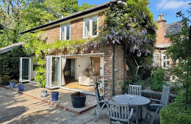 Charming 2-Bedroom Cottage in Countryside