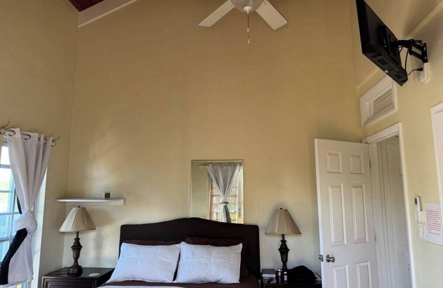 Charming 2-bedroom bungalow in fabulous Providenciales with AC
