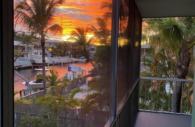 Charming 2 Bedroom, 2 Bathroom + Loft Canal-Front Oasis with Golf Cart